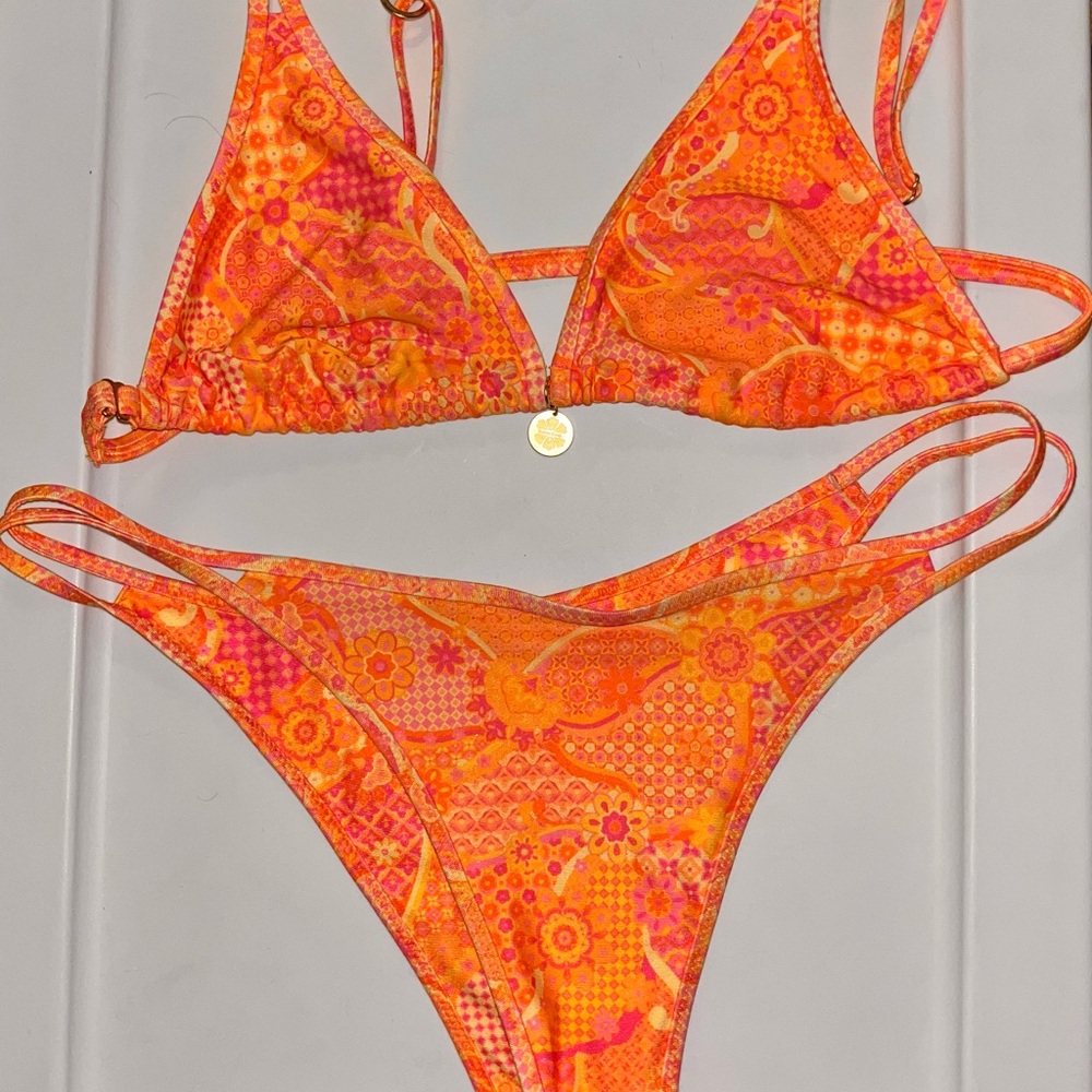 Kulani Kinis orange bikini